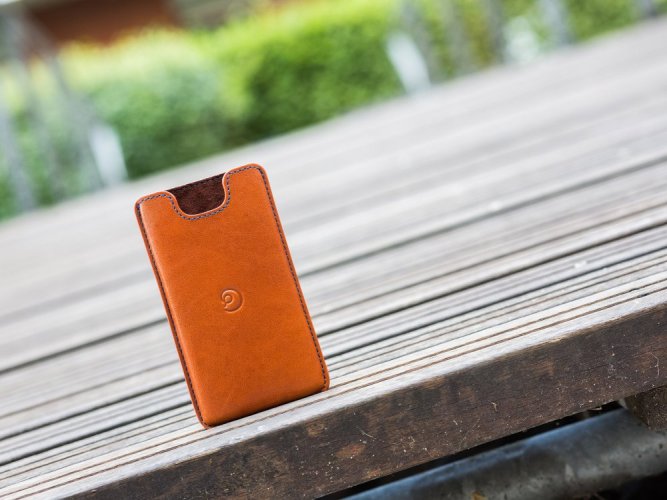 Leather case for iPhone 5 / 5s / SE brown