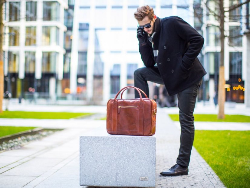 Kožená messenger taška tmavě hnědá bez extravagantních prvků