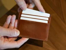 Kožená peněženka na karty Flip tmavě hnědá