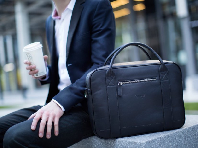 Kožená messenger taška černá čistý design