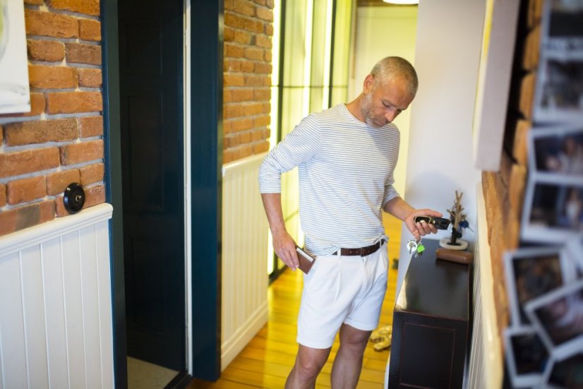 Leather card wallet dark brown