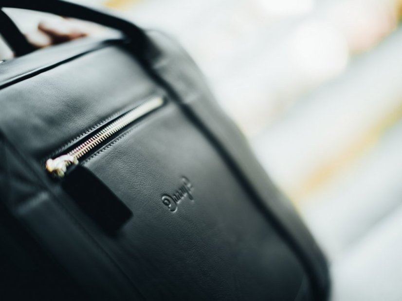 Kožená messenger taška černá venkovní kapsa se zipem