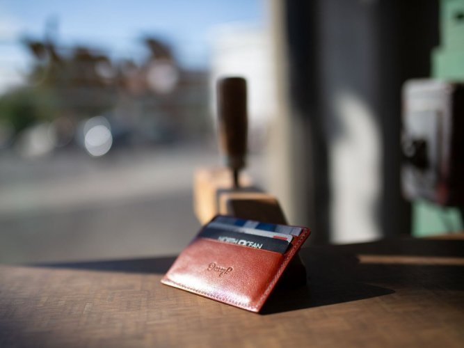 Minimalistická kožená peněženka na karty hnědá