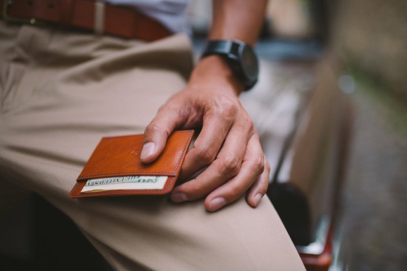 Tenká kožená peněženka na karty a bankovky hnědá