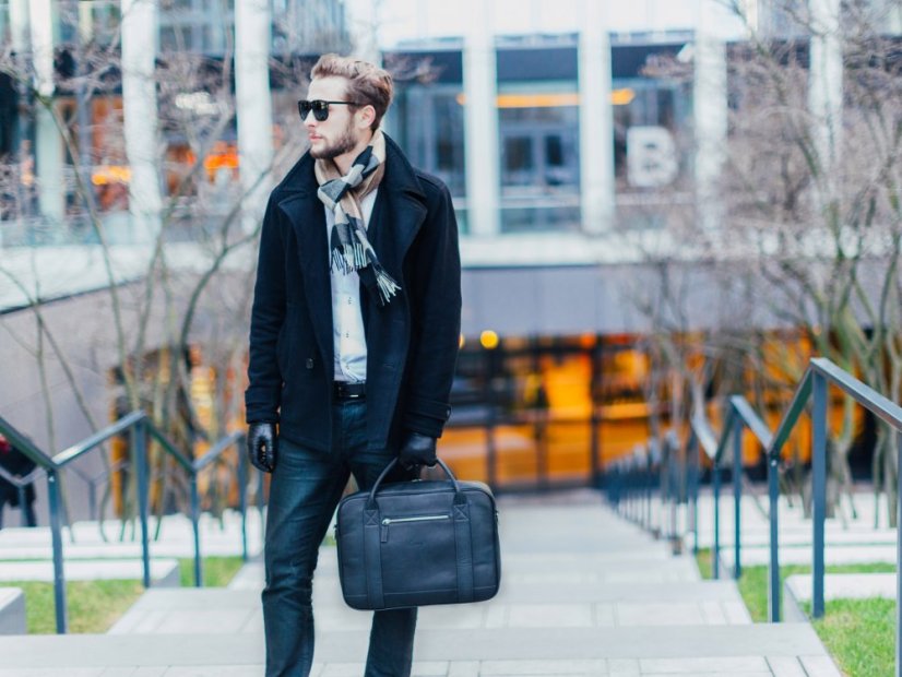 Kožená messenger taška černá elegantní vzhled