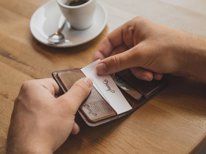 Kožené pouzdro na vizitky - tmavě hnědá