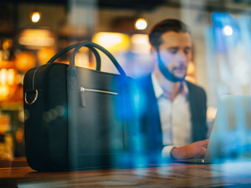 Kožená messenger taška černá kapsa na tablet