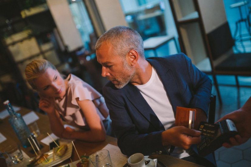 Kožená peněženka na karty a peníze vhodná do saka hnědá
