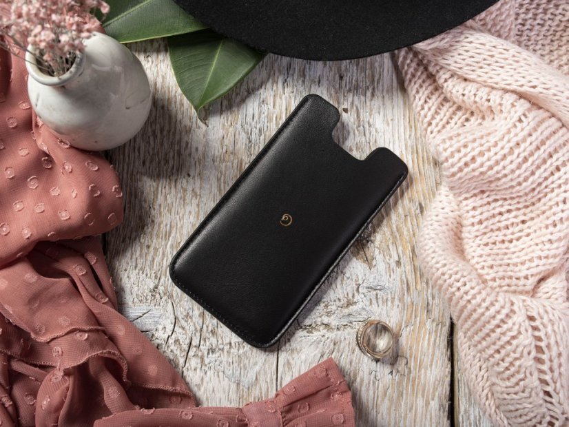 Luxusní kožený obal na iPhone SE 2020 černá barva a zlatá ražba monogramu