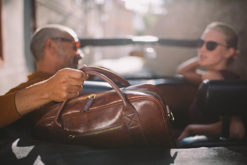 Kožená messenger taška na laptop a dokumenty tmavě hnědá