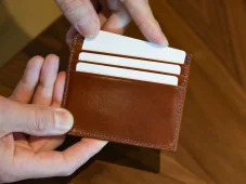 Kožená peněženka na karty Flip tmavě hnědá