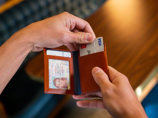 Malá kožená ID peněženka na karty hnědá