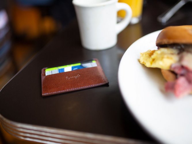 Minimalistická kožená peněženka na karty tmavě hnědá