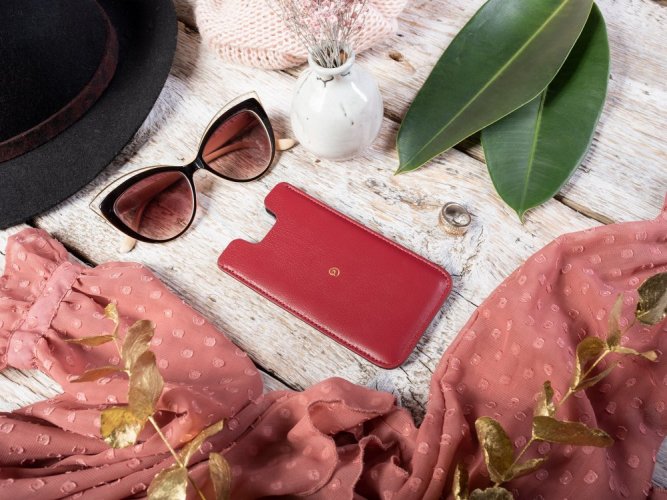 Luxusní kožený obal na iPhone SE 2020 červená barva a zlatá ražba monogramu