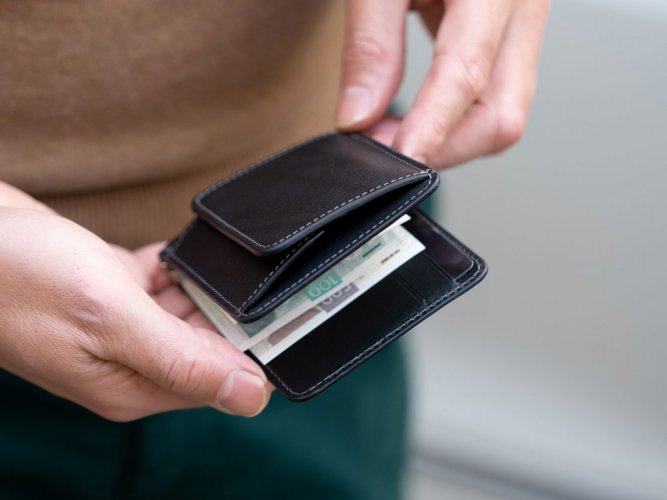 Slim leather money clip wallet - black
