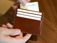 Kožená peněženka na karty Flip tmavě hnědá