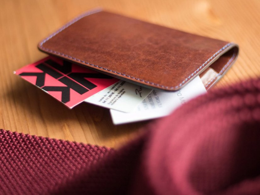 Kožené pouzdro na karty tmavě hnědá