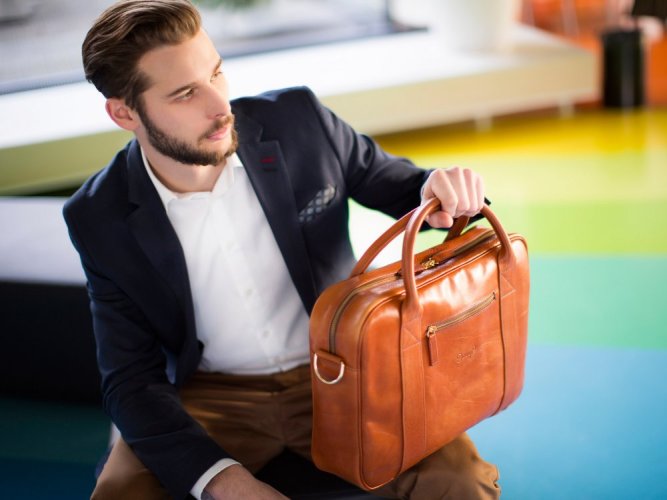 Leather messenger bag brown without extravagant elements