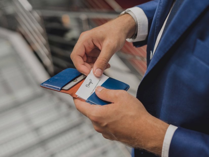 Elegantní kožený vizitkovník s uzavíráním na magnet - hnědo/modrá