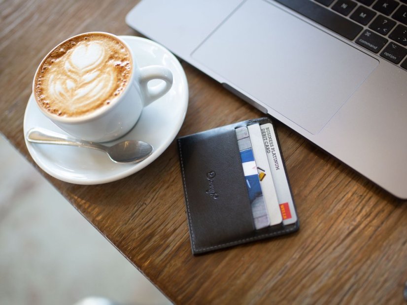 Minimalistická kožená peněženka na karty černá