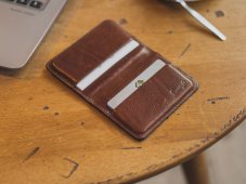 Kožený obal na vizitky a karty se zavíráním na magnet - tmavě hnědá