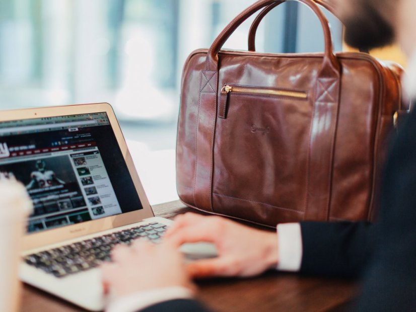 Kožená messenger taška tmavě hnědá pouzdro na Macbook