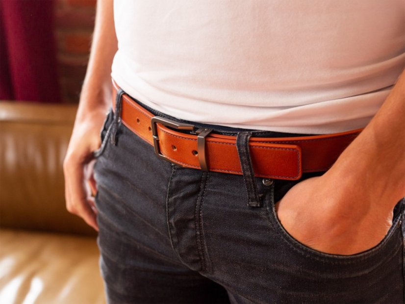 Hnědý kožený opasek s prošíváním a černou sponou