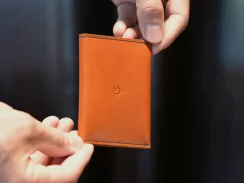 Malá kožená ID peněženka na karty hnědá Malá kožená ID peněženka na karty hnědá