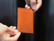 Malá kožená ID peněženka na karty hnědá