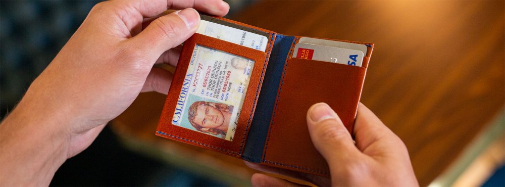 Kožená ID peněženka hnědá - slideshow
