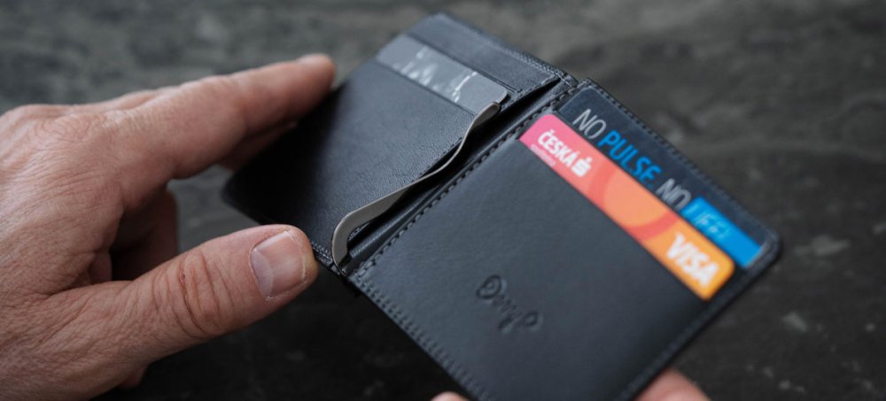 Kožená peněženka s klipem na bankovky wireframe